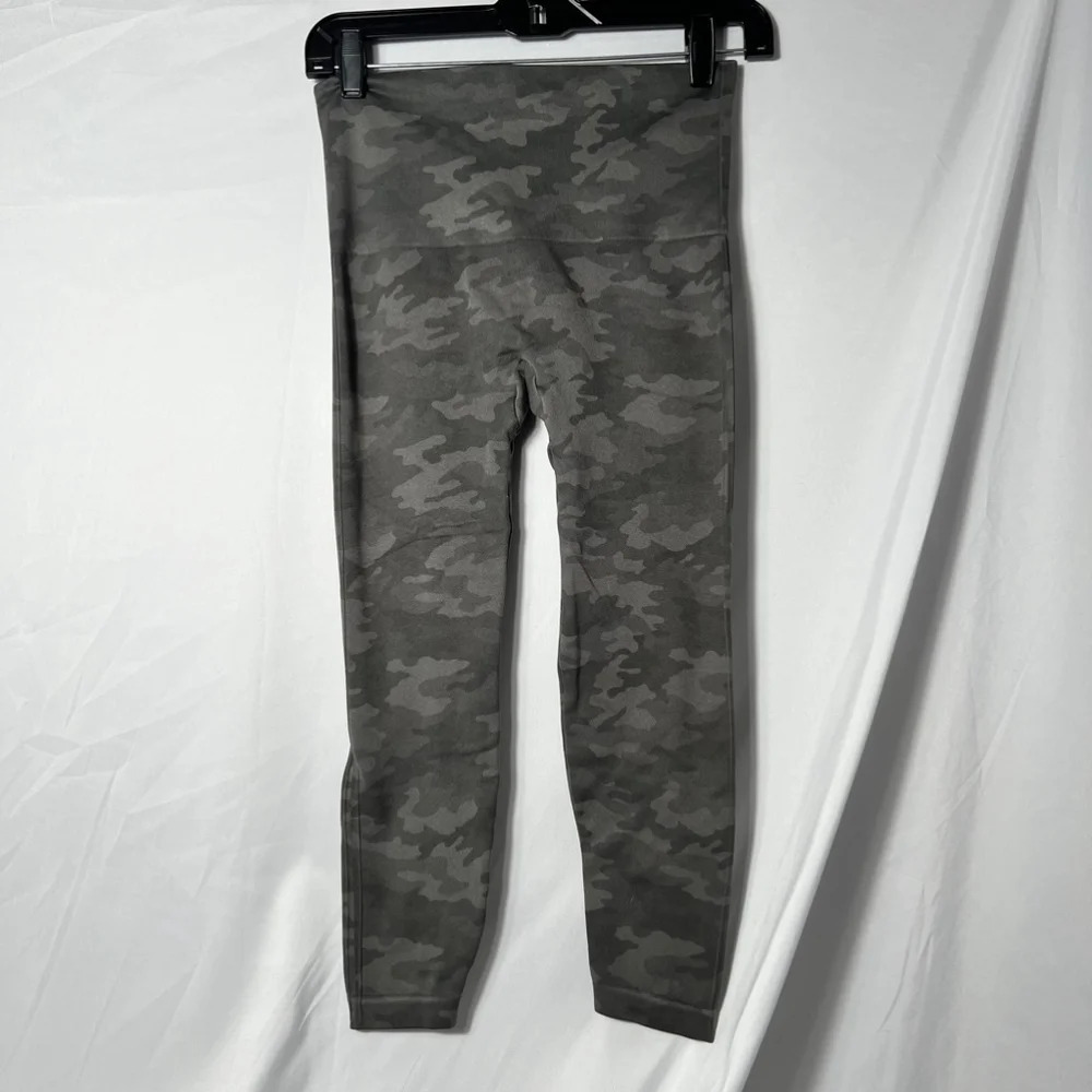 Spanx Seamless Shaping Cropped Leggings, Camo, Size L/G - Picture 3 of 7